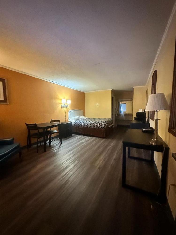 Queen Room - Smoking interior