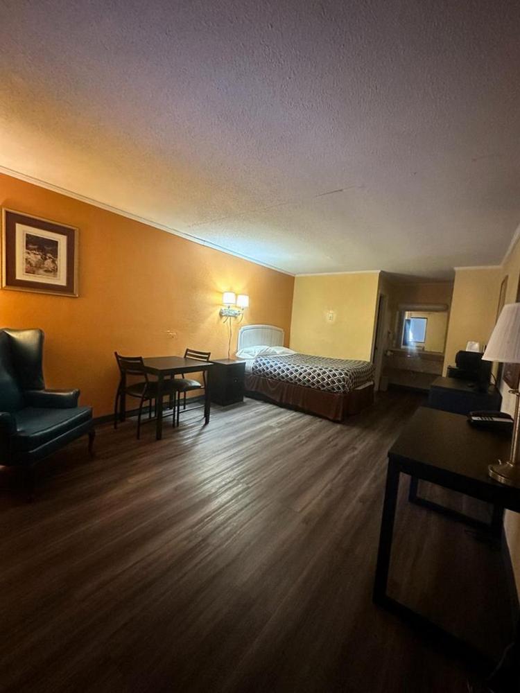 Queen Room - Non-Smoking interior
